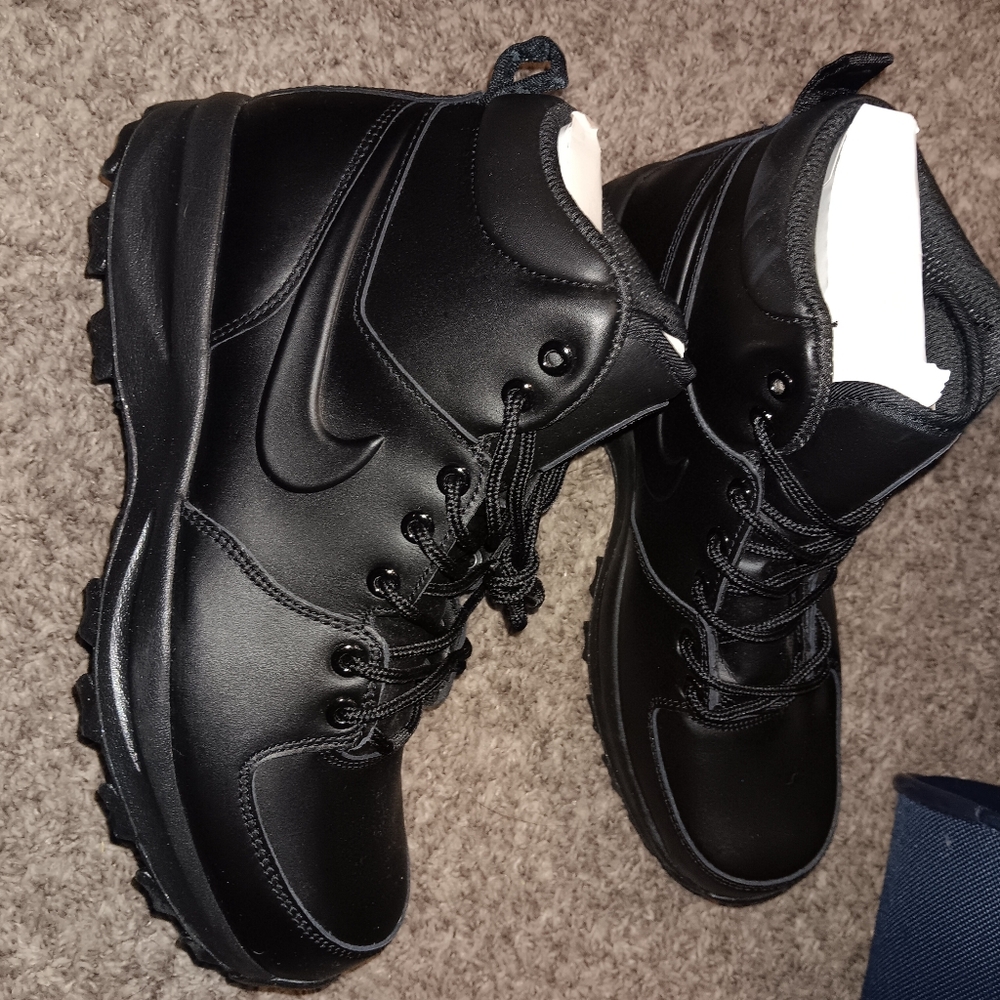 Nike Men's Sleek Black Boots